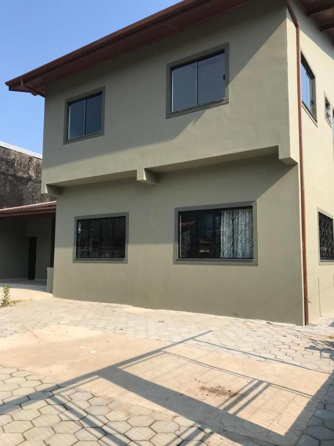 Bela Casa Totalmente Nova Com Piscina 300m Da
